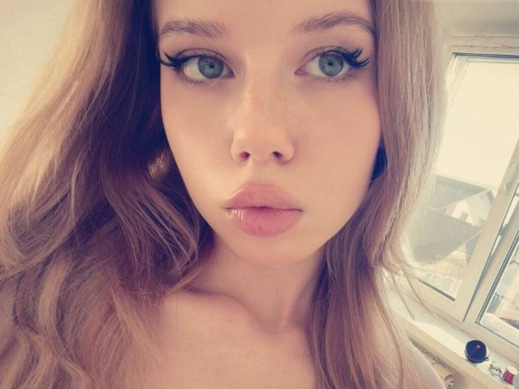 Real amateur nude model AllynEdmison