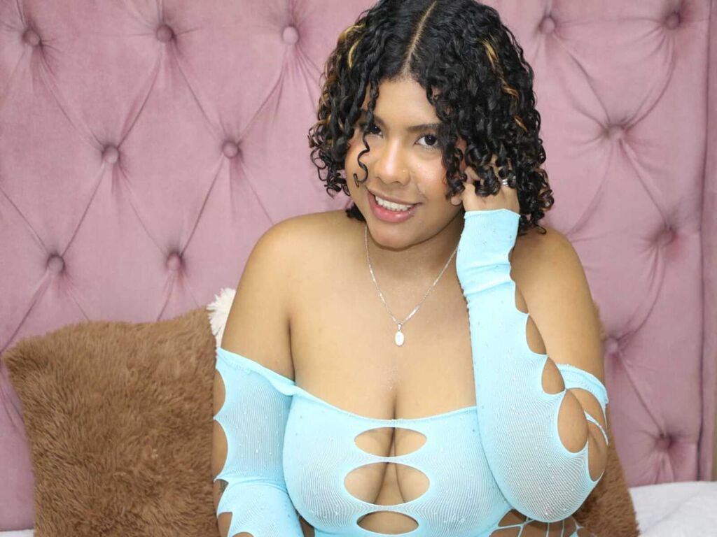 Real amateur nude model AmelieLoren