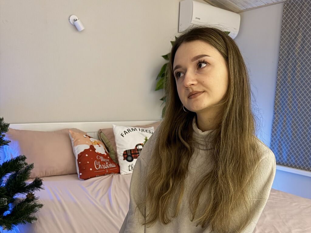 Real amateur nude model CyrenaLuxe