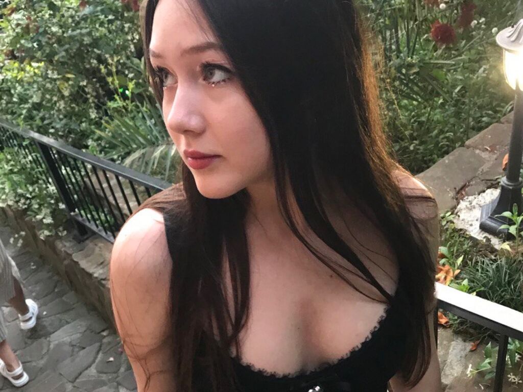 Real amateur nude model GiannaSky