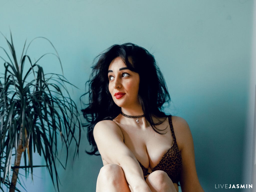 Real amateur nude model KamillaAlmas