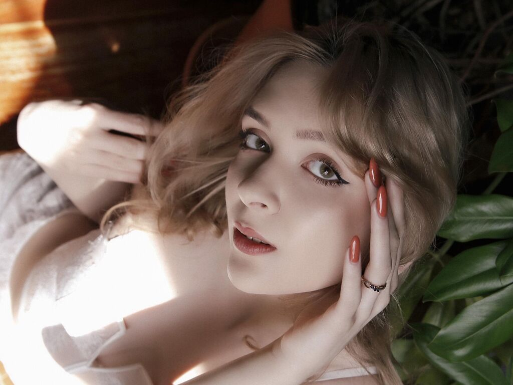 Real amateur nude model LilyMoony