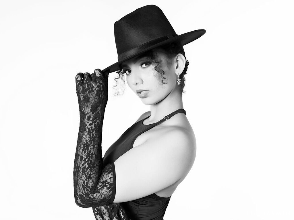 Real amateur nude model VeraBellucci
