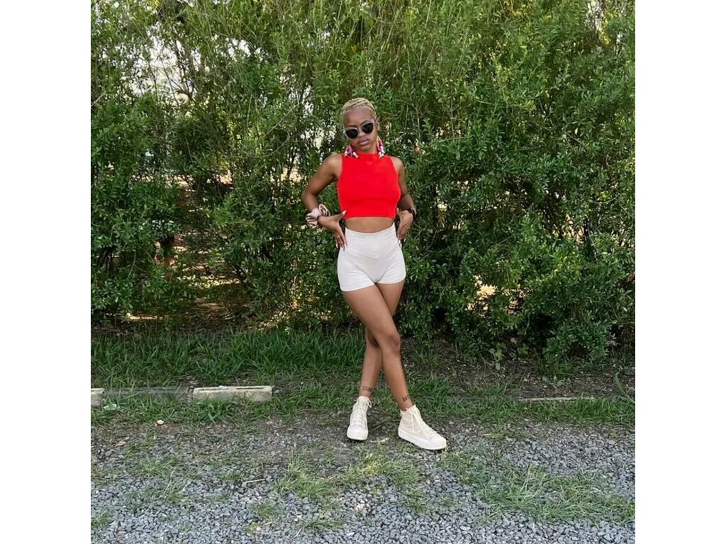 Real amateur nude model BellzRosee